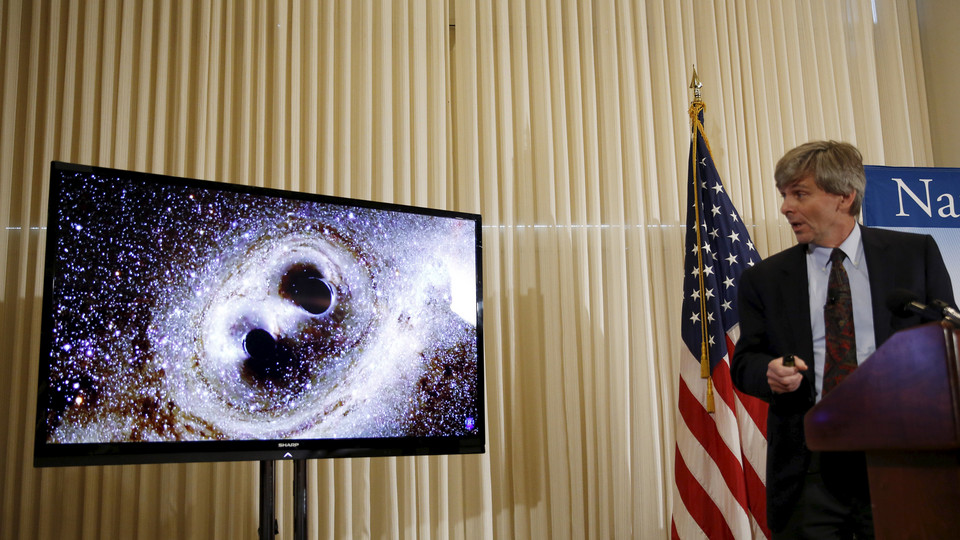 © Gary Cameron / Reuters Dr. David Reitze, Diretor Executivo do Laboratório LIGO, mostra a colisão de dois buracos negros ma conferência de imprensa para anunciar a deteção das ondas gravitacionais.