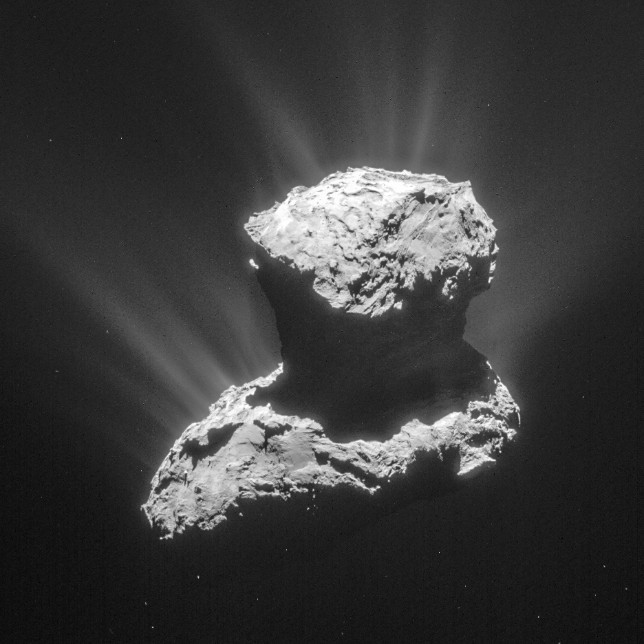 Esta imagem da câmara de navegação da Rosetta mostra o Cometa 67P/Churyumov-Gerasimenko e foi obtida no dia 25 de março de 2015 a uma distância de 86,6 km do centro cometário, poucos dias antes de uma passagem rasante que trouxe a Rosetta até cerca de 15 km do cometa. Foi durante este "flyby", no dia 28 de março, que o instrumento ROSINA da Rosetta detetou o aminoácido glicina na atmosfera, ou "cabeleira", do cometa. A cabeleira é constituída por gases e poeira do núcleo do cometa. O gás é libertado à medida que os gelos são gentilmente aquecidos pelo Sol, arrastando partículas de poeira para o espaço. O estudo da composição química da cabeleira dá aos cientistas, portanto, acesso à composição dos materiais há muito tempo preservados dentro do núcleo cometário. A imagem tem uma resolução de 7,4 metros por pixel; esta versão processada e cortada tem 6,9 km de comprimento. Crédito: ESA/Rosetta/NavCam