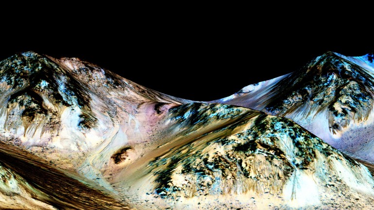 A negro os locais das escorrências, nos montes marcianos, onde foram detetados sais hidratados NASA/JPL/University of Arizona